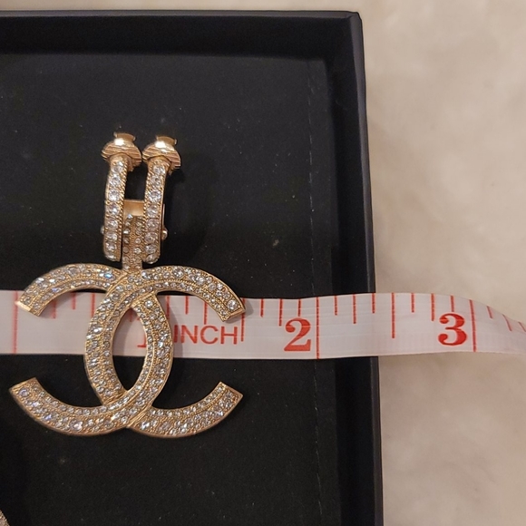 💥SOLD @ GET_YOUR_LUXE_ON💥CHANEL crystal earrings - Picture 3 of 14